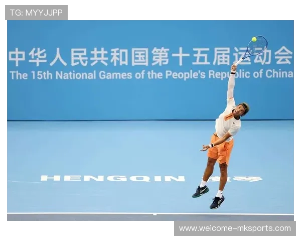 青年网球选手在硬地赛中展现良好适应性