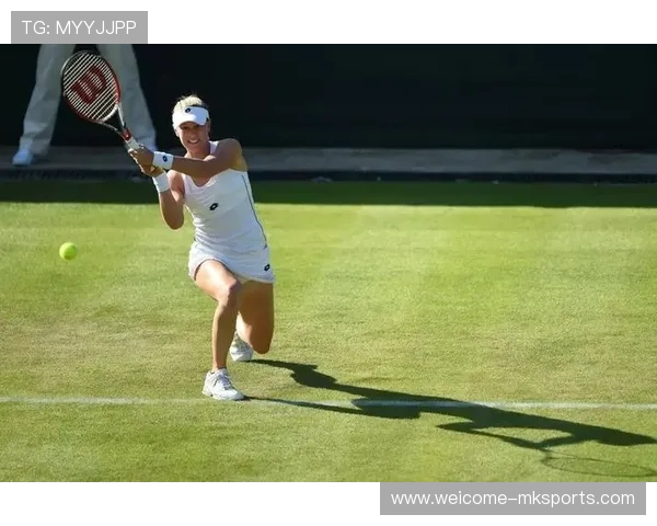 职业网球运动员针对草地场地特点调整击球点位（428 ）